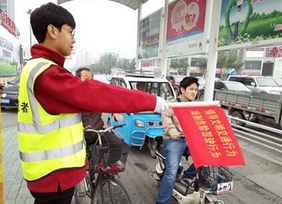 青年志愿者助力市民文明出行