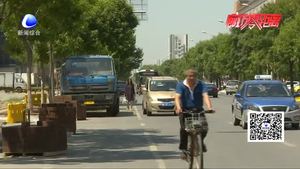 貨車占道“添堵”  市民出行不便