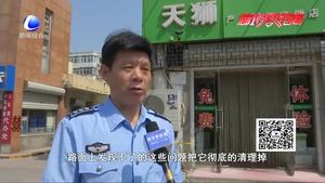 不懼高溫走街串巷 專治城市“牛皮癬”