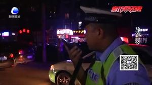 男子夜晚醉倒路邊 交警緊急救援