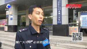 “黑校車”核載9人實(shí)載27人 超載率達(dá)200%