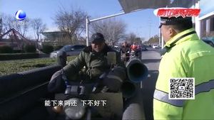 超長三輪車上路 司機難下車