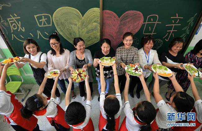 5月10日，在河北省邯鄲市趙王小學(xué)開(kāi)展的“感恩母親”主題活動(dòng)中，學(xué)生將制作的水果拼盤(pán)送給媽媽。