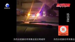 零距離·交通：男孩兒受傷求助 交警開道送醫(yī)