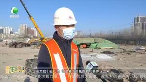 光明道上跨鐵路立交橋工程建設(shè)者堅(jiān)守崗位保進(jìn)度